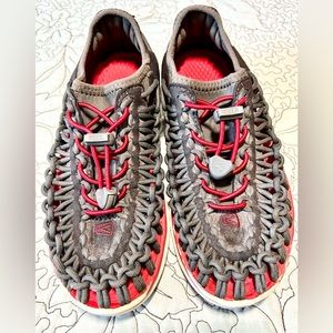 KEEN Uneek O2 Bungee Cord  Burgandy and Grey Unisex Kids Sandal.  Size 4